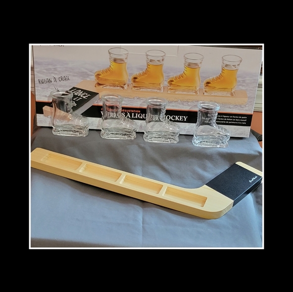 FINAL TOUCH ICE HOCKEY SHOT GLASSES WITH HOCKEY STICK GLASS HOLDER - Picture 4 of 8